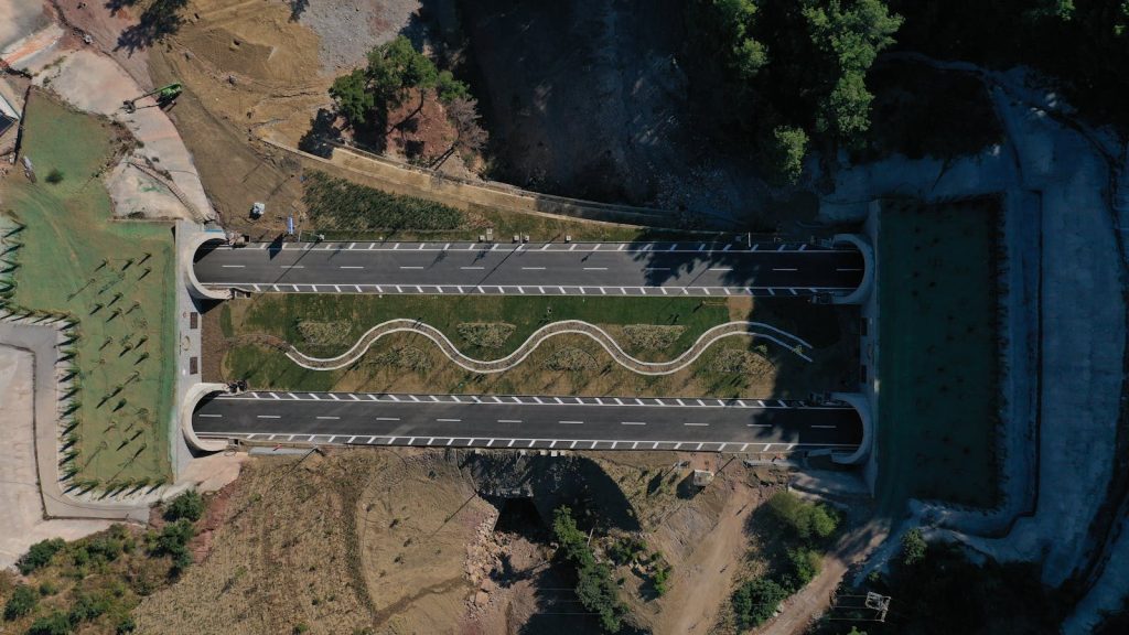 Drone shot of a dual carriageway bridge surrounded by natural landscape in Nusratlı, Çanakkale, Turkey.